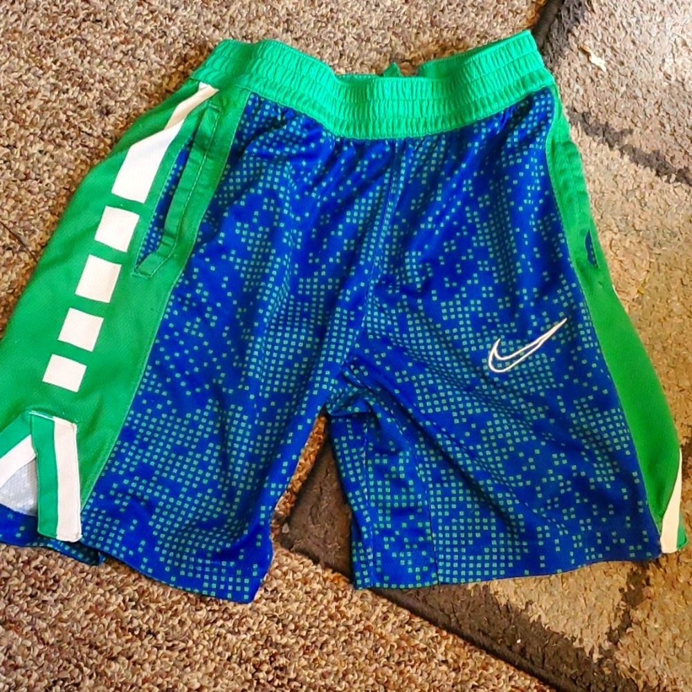 Nike boys medium shorts